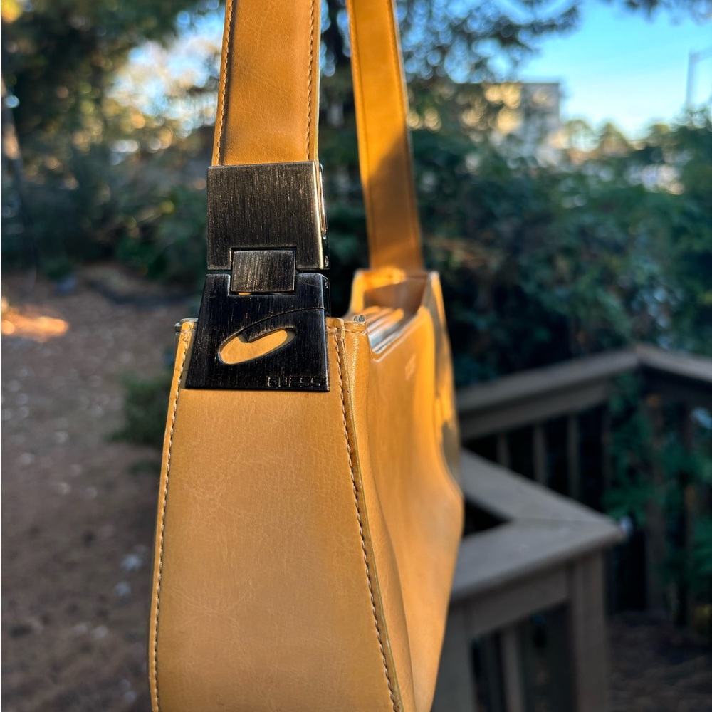 GUESS - Picture 3 of 7